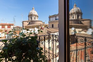 A view of a building with a dome and satellite dishes. - Rome as you feel - Grotta Pinta Apartments (Rome)