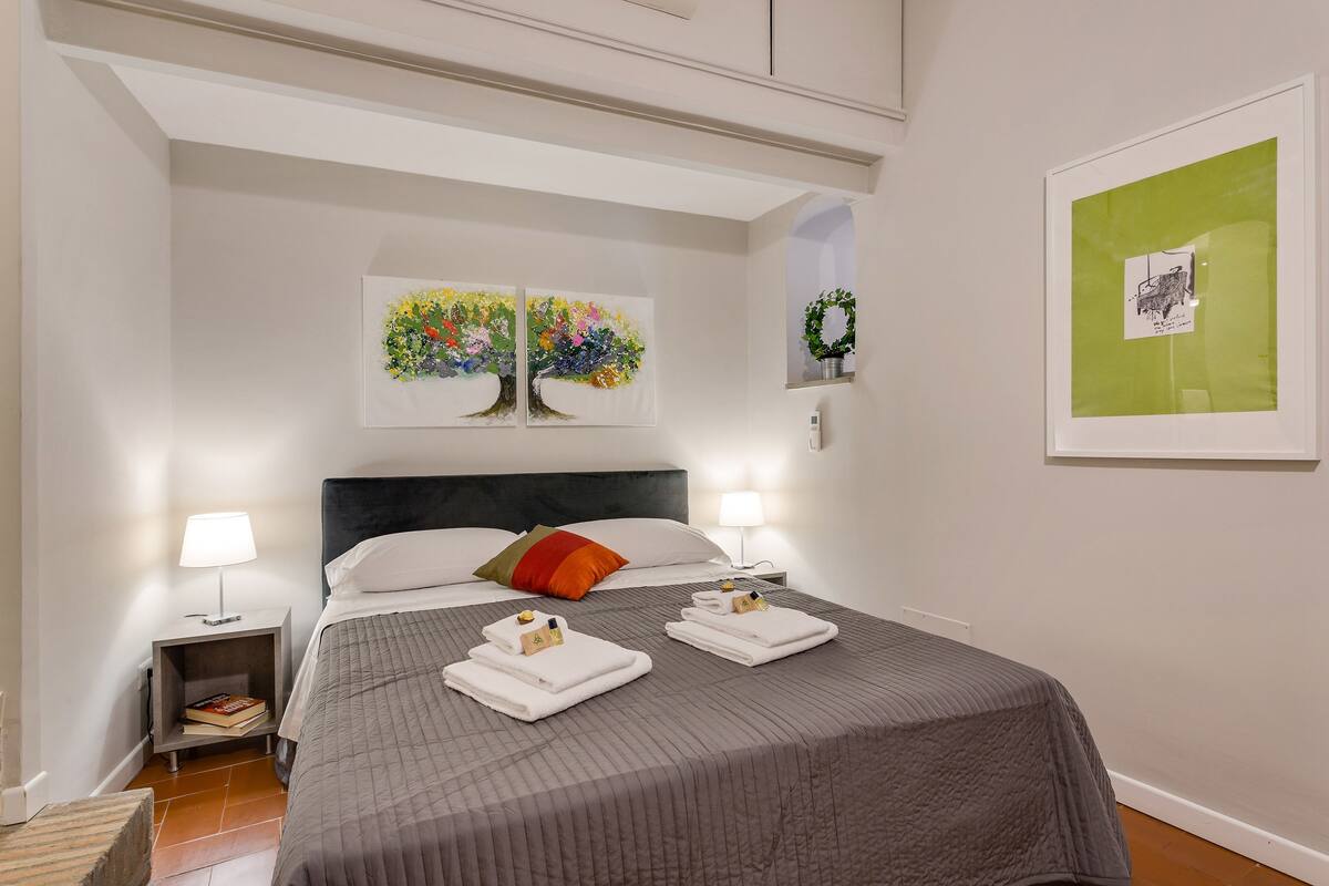 Apartment, 1 Bedroom, Kitchenette (Via di Grotta Pinta, 10 - Int. 4) | Desk, iron/ironing board, cribs (free), WiFi (free)