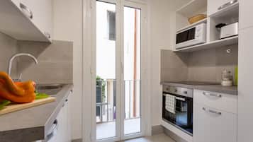 Apartment, 2 Bedrooms, 2 Bathrooms (Via di Grotta Pinta, 10 - Int. 3) | Dapur peribadi | Peti sejuk/penyejuk beku saiz penuh, ketuhar gelombang mikro, ketuhar