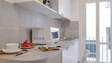 Apartment, 2 Bedrooms, Kitchen (Via di Grotta Pinta, 10 - Int. 6) | Dapur peribadi | Peti sejuk/penyejuk beku saiz penuh, ketuhar gelombang mikro, ketuhar