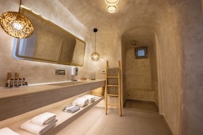 Villa junior, hidromasaje (Outdoor) | Baño | Regadera, pantuflas, toallas