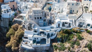Un pueblo encalado con edificios escalonados, calles estrechas y una escalera central.