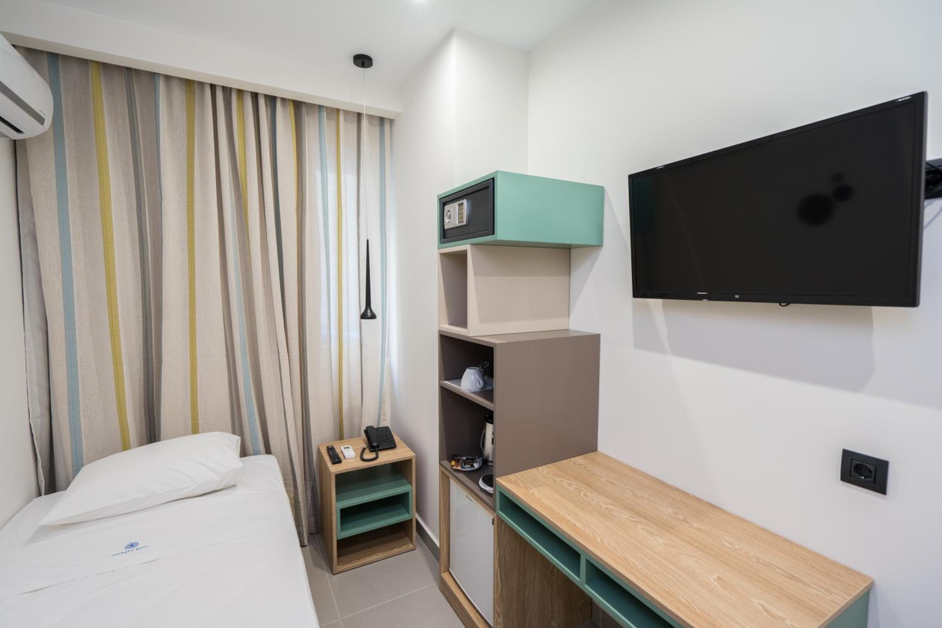 Standard Single Room (for Single Use) | Minibar, in-room safe, desk, soundproofing