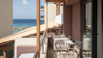 Basic-rum - 1 sovrum - viss havsutsikt | Minibar, vÀrdeförvaringsskÄp pÄ rummet, skrivbord och ljudisolering