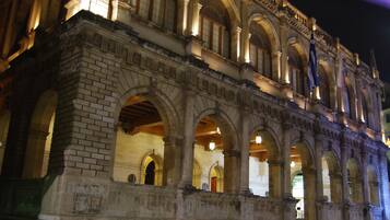 Un bâtiment historique doté d’arcs en plein cintre et d’une façade en briques.