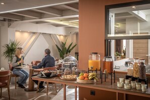 Buffet déjeuner gratuit tous les jours
