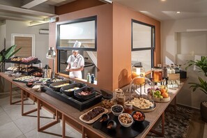 Free daily buffet breakfast - Infinity City Boutique Hotel (Heraklion)