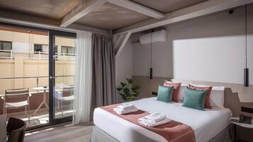 Kamar Basic, 1 kamar tidur, pemandangan laut terbatas | Minibar, brankas, meja kerja, dan kedap suara