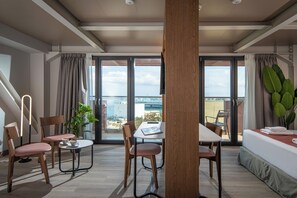 Suite junior, 1 cama de matrimonio, vistas al mar (Junior) | Minibar, caja fuerte, escritorio y sistema de insonorización