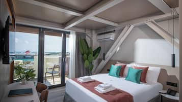 Junior Suite, 1 Queen Bed, Sea View (Junior) | Minibar, in-room safe, desk, soundproofing