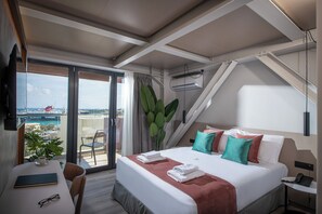 Junior Suite, 1 Queen Bed, Sea View (Junior) | Minibar, in-room safe, desk, soundproofing - Infinity City Boutique Hotel (Heraklion)