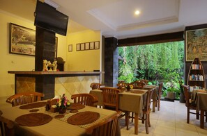 Breakfast, lunch and dinner served - Uma Sari Cottage (Ubud)