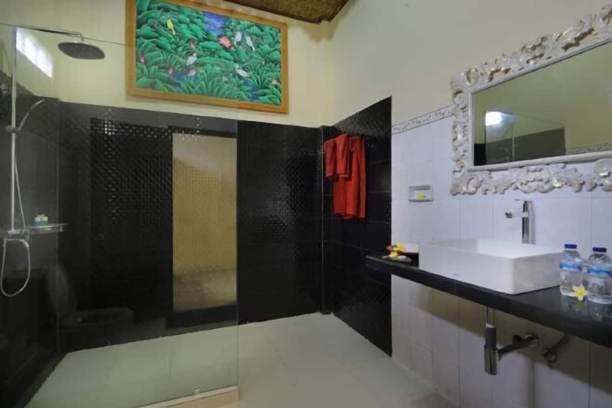 Badkamer | Een douche, een regendouche, gratis toiletartikelen, een haardroger