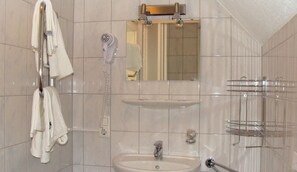 Douche, articles de toilette gratuits, sèche-cheveux