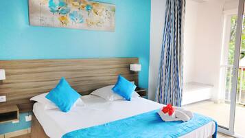 Safe på rommet, skrivebord, blendingsgardiner og lydisolert