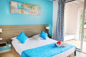 In-room safe, desk, blackout drapes, soundproofing - The Originals City, Hôtel Belova, Cayenne Sud (Remire Montjoly)