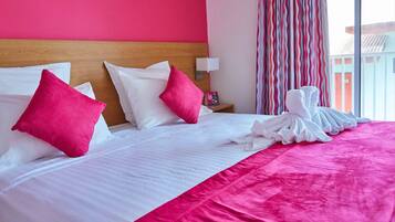 Caja de seguridad en la habitación, escritorio y cortinas blackout