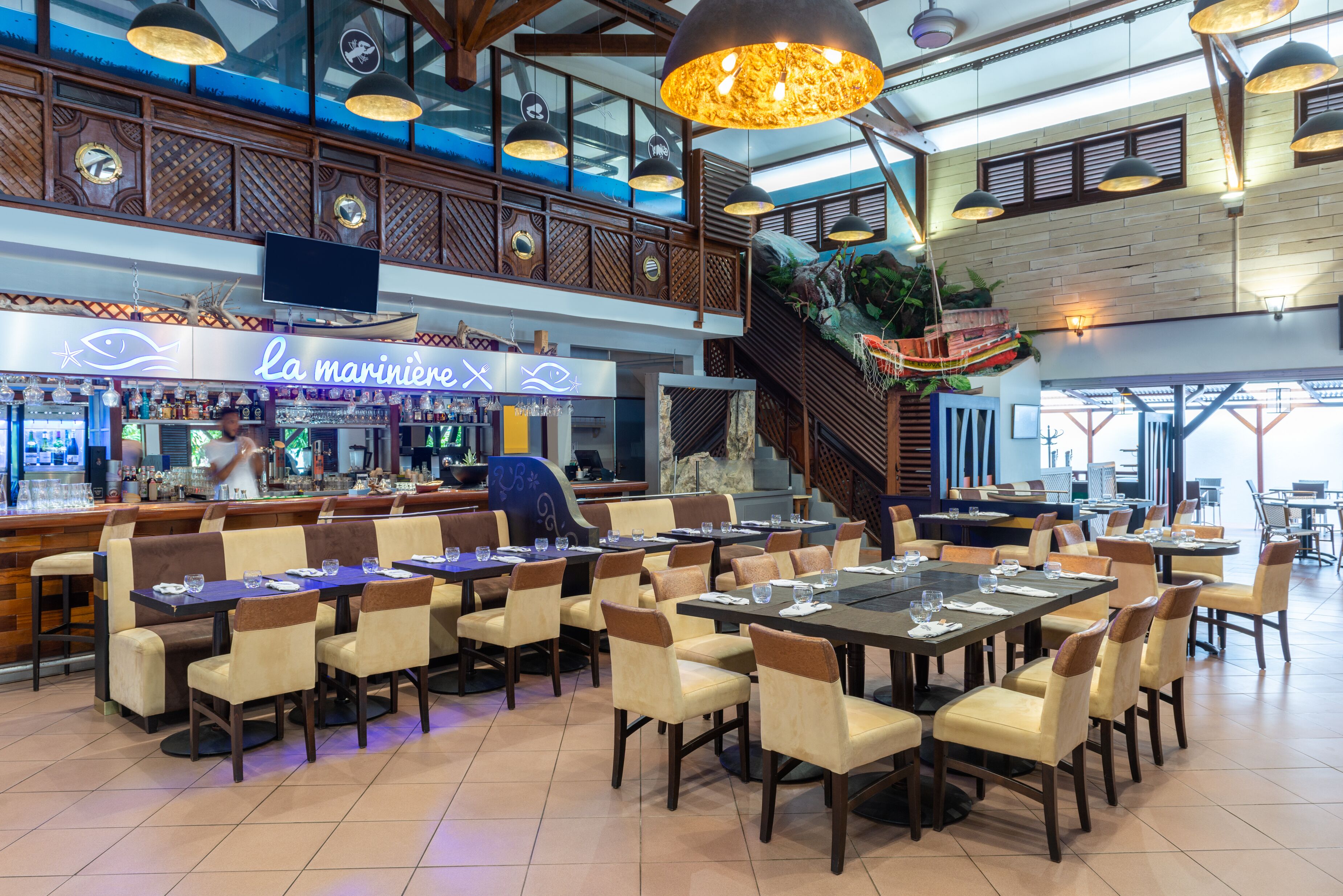 供应午餐和晚餐