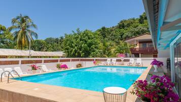 Utendørsbasseng, bassengparasoller og solsenger