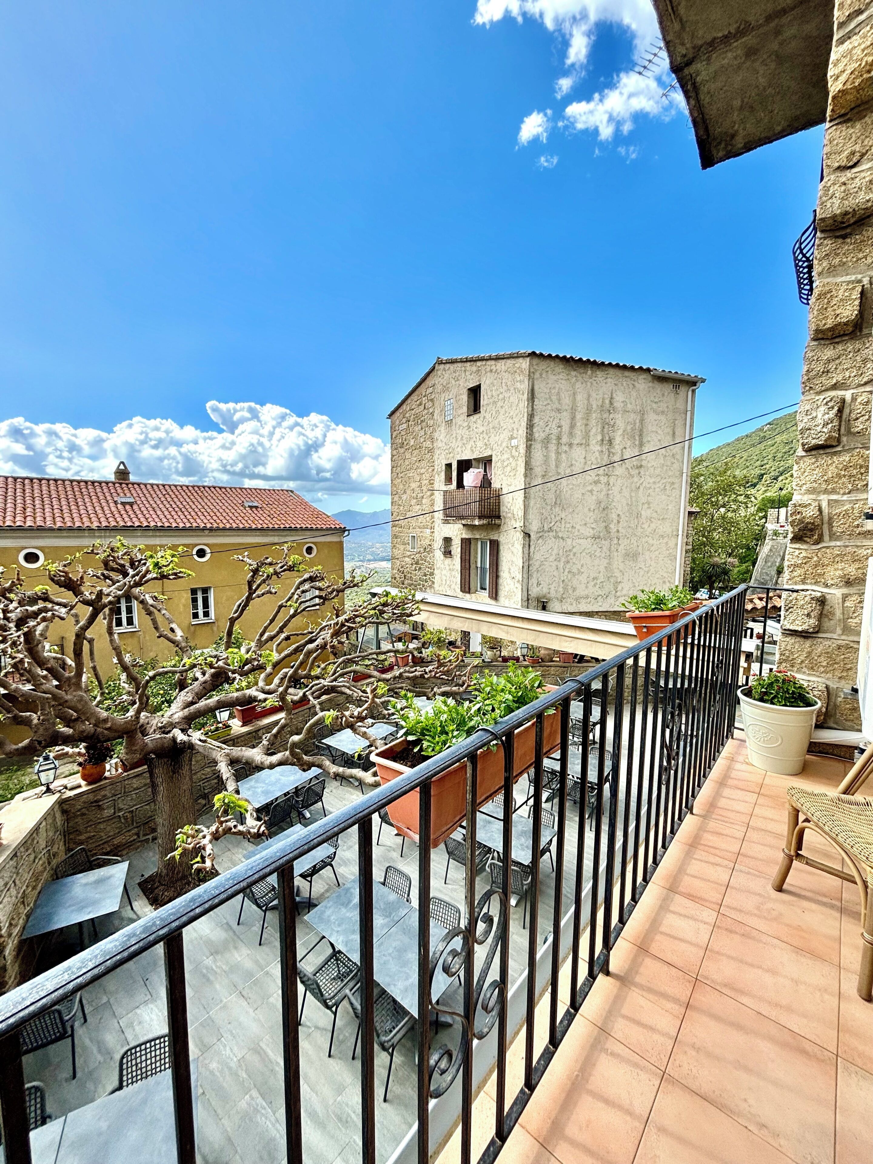 غرفة ثلاثية بتجهيزات أساسية | إطلالة من الشرفة