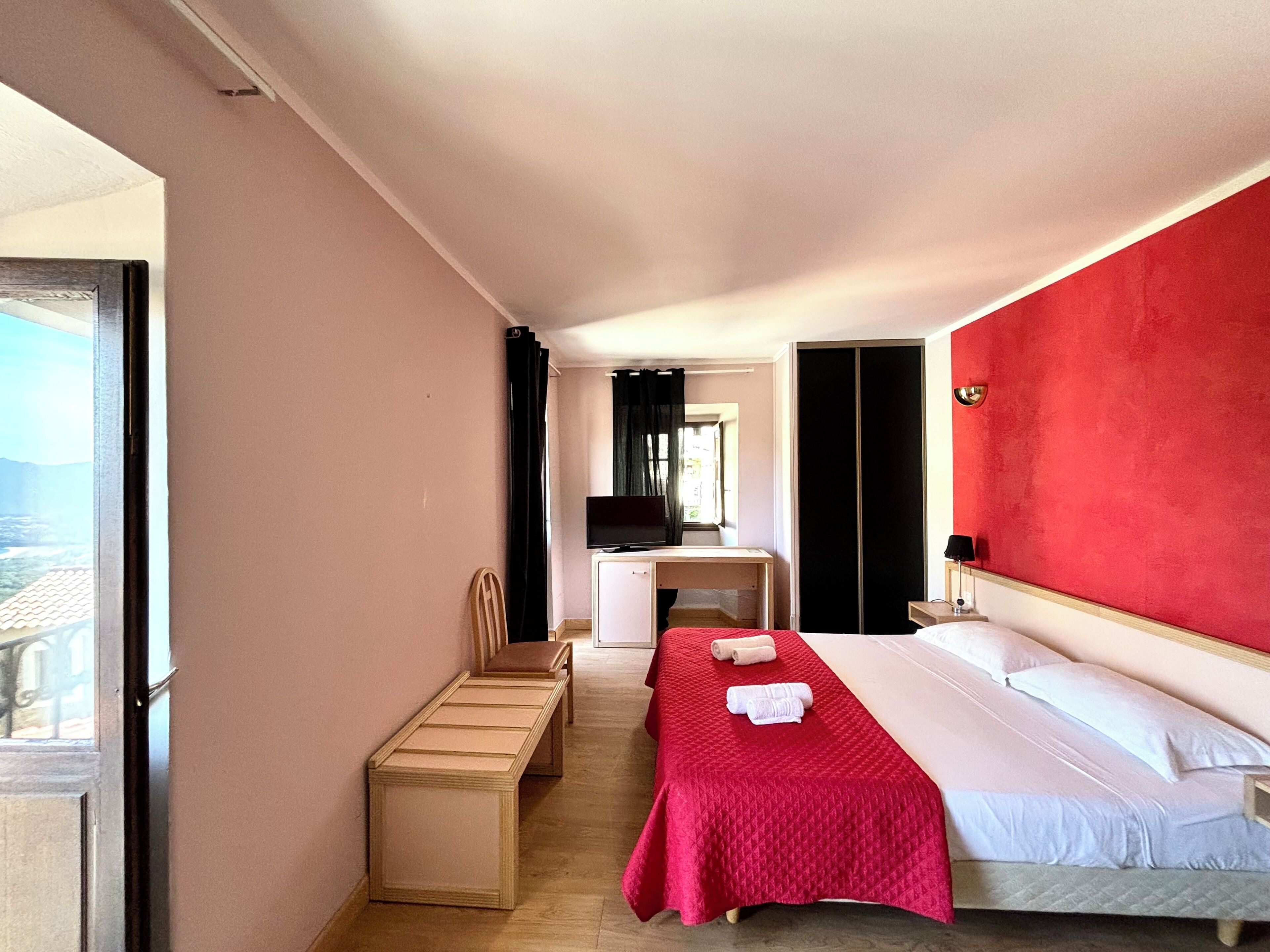 Basic Triple Room | Minibar, desk, bed sheets