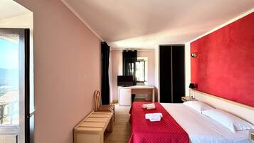 Minibar, bureau, draps fournis