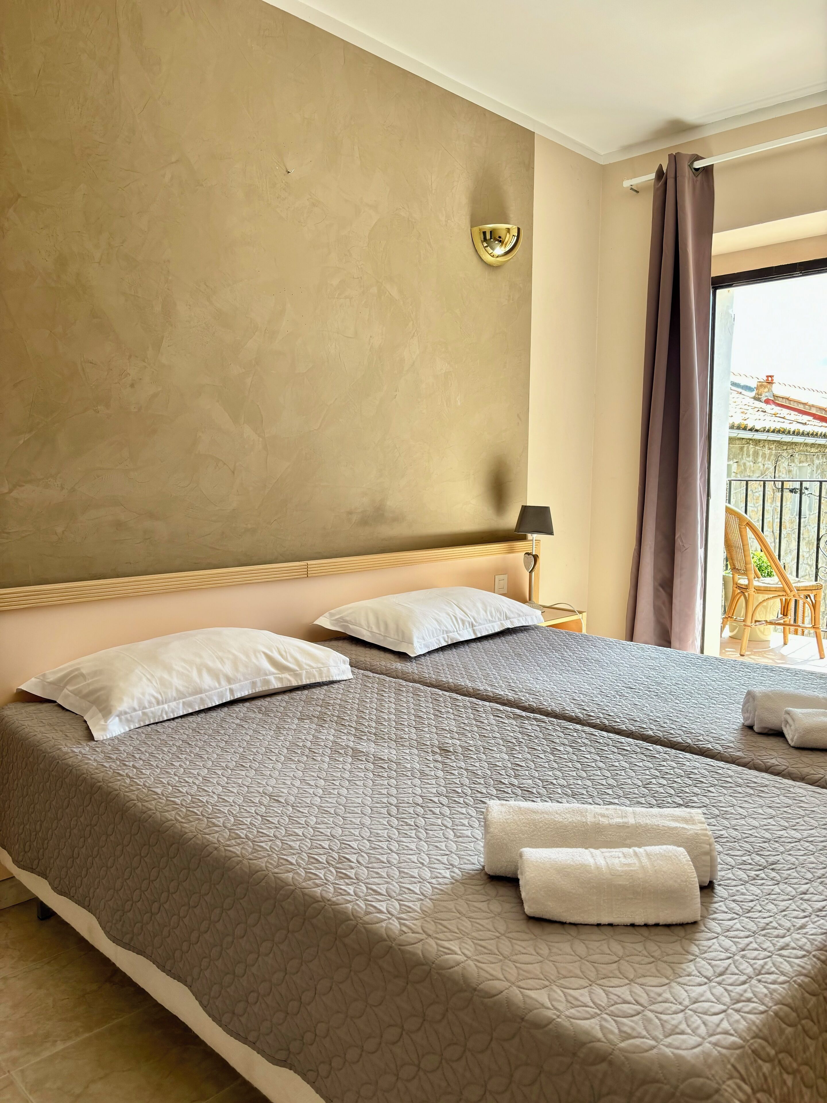 Minibar, bureau, draps fournis