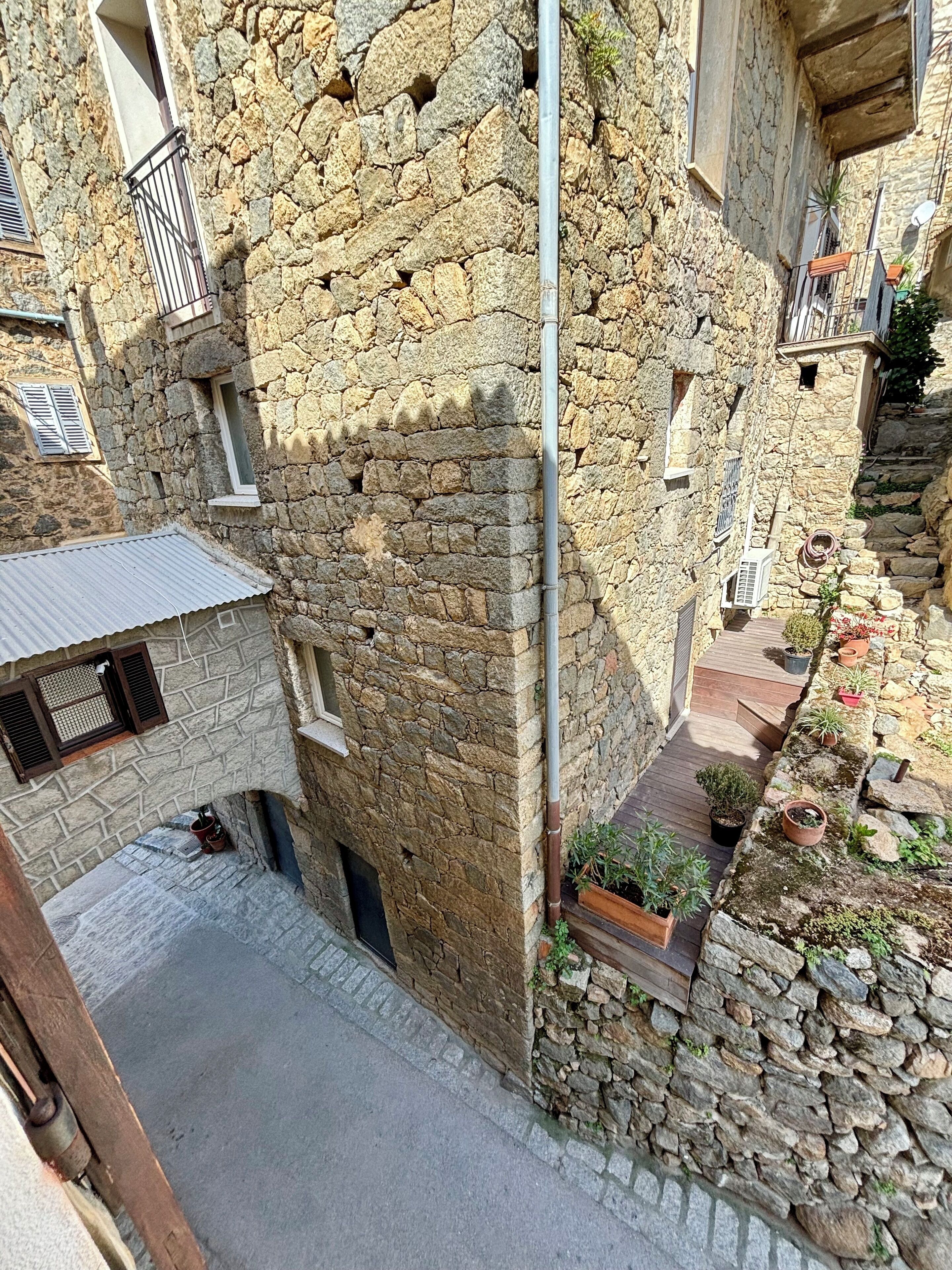 Habitación triple básica | Vista a la calle