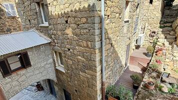 Habitación triple básica | Vista a la calle