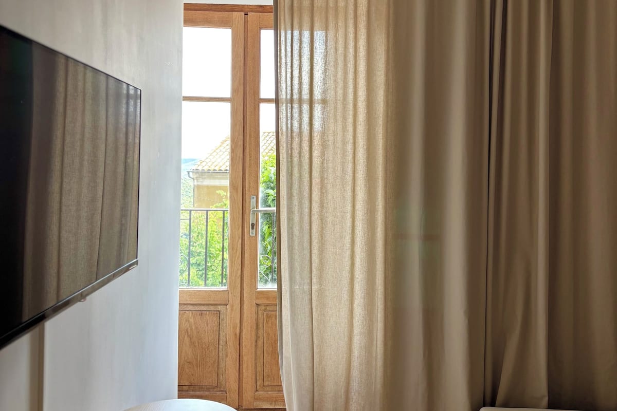 Eenvoudige driepersoonskamer | Een minibar, een bureau, beddengoed