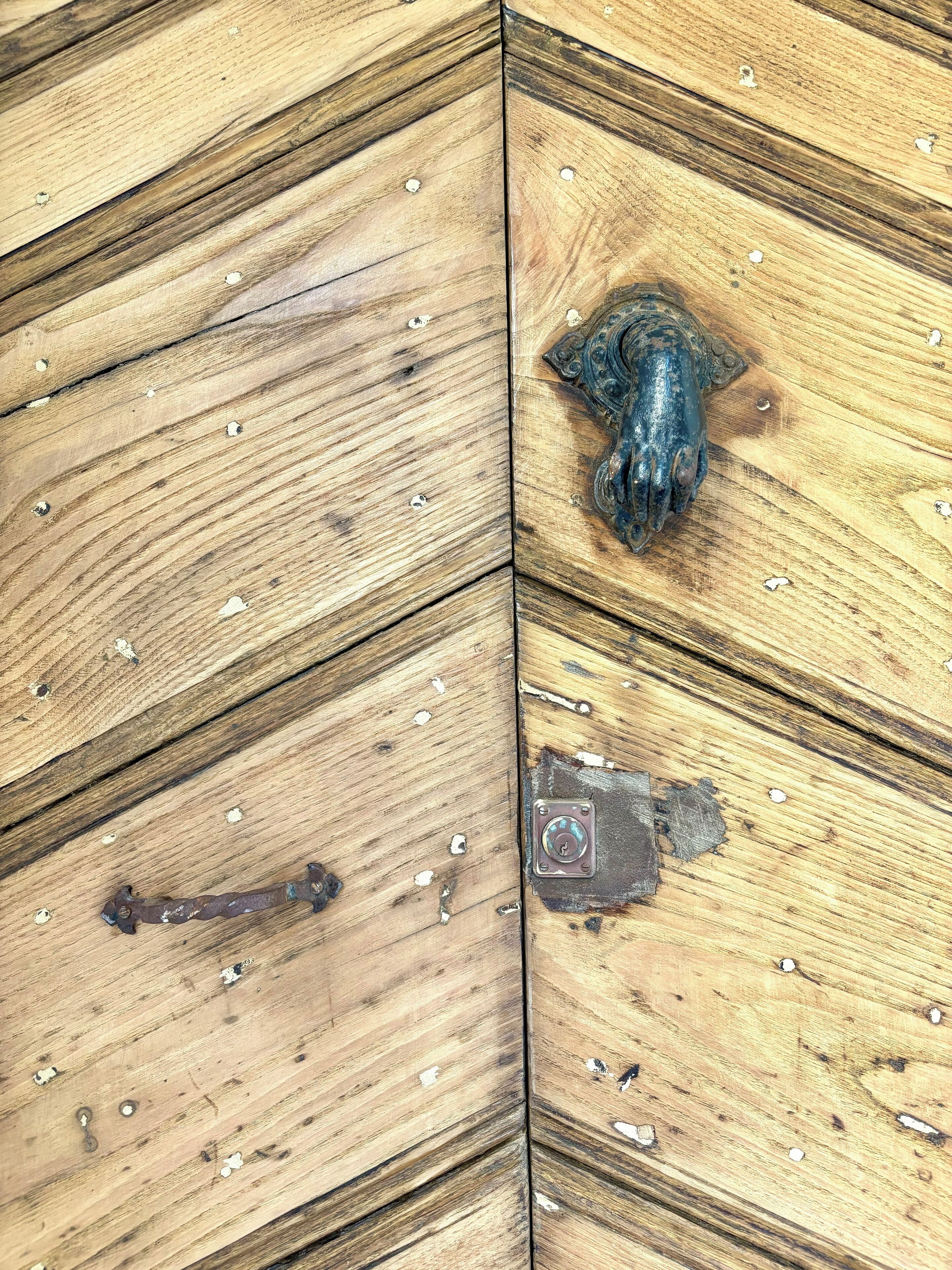 Sòl de fusta amb barana metàl·lica decorativa i una placa metàl·lica.