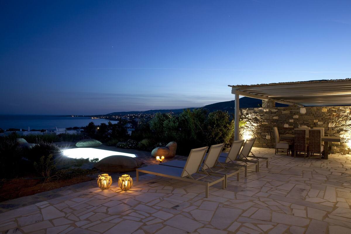 Grand Villa, 4 Bedrooms | Soundproofing, iron/ironing board (on request), cribs (free)