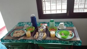 Private kitchen - Sunbird Backpackers (Entebbe)