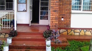 Exterior - Sunbird Backpackers (Entebbe)
