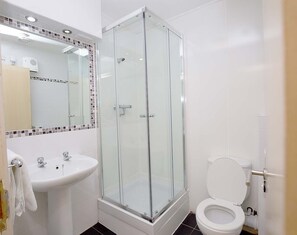 Dusche, Haartrockner, Handtücher