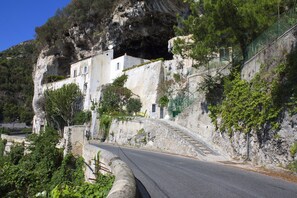 Front of property - Badia Santa Maria de Olearia (Maiori)