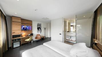 Luxe beddengoed, een minibar, een kluis op de kamer, een bureau