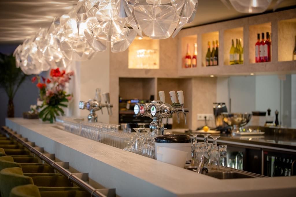 2 restaurants, breakfast, lunch, dinner served; french cuisine