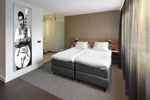 Ropa de cama de alta calidad y minibar 
