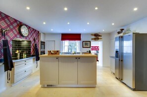 Grand Townhome, 5 Bedrooms | Private kitchen