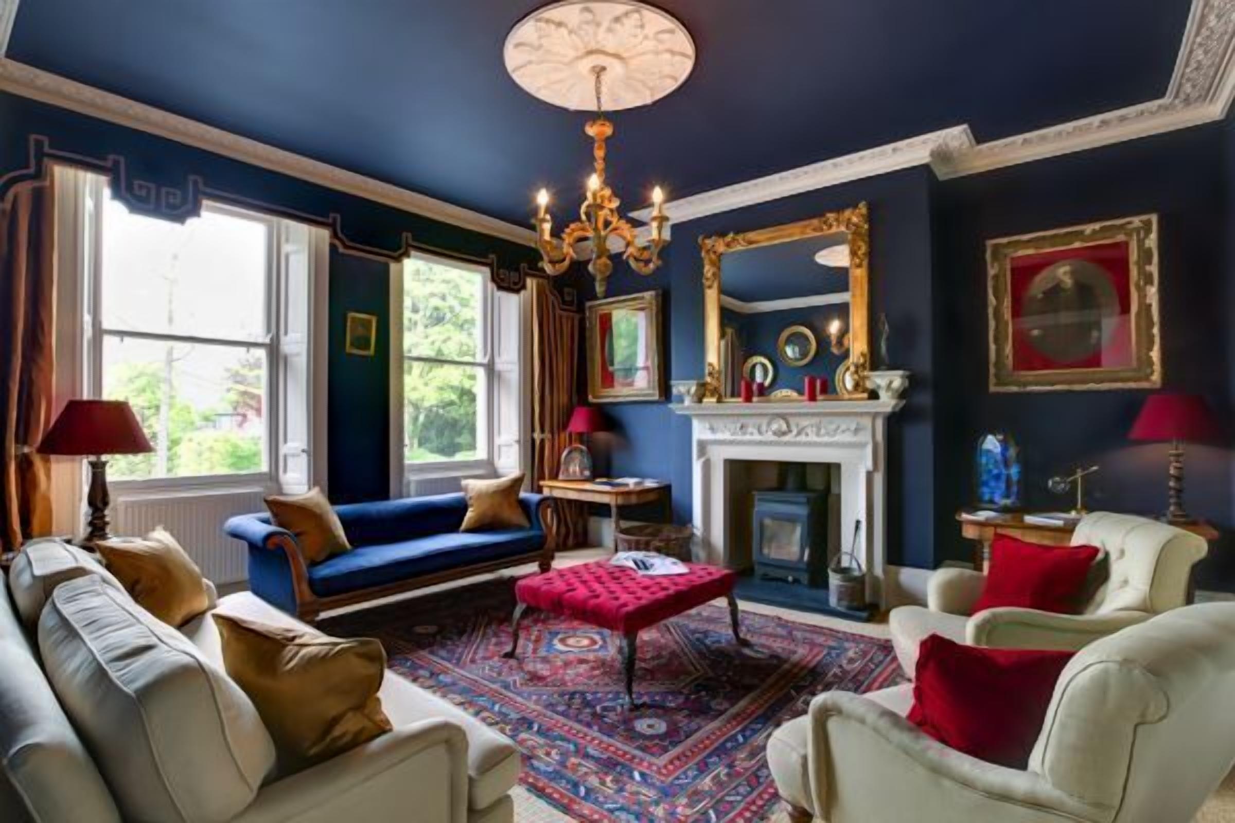 Televisión de pantalla plana, reproductor de DVD y estación para iPod 