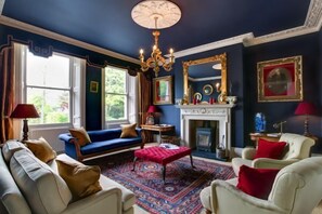 Télévision à écran plat, lecteur de DVD, station d'accueil iPod