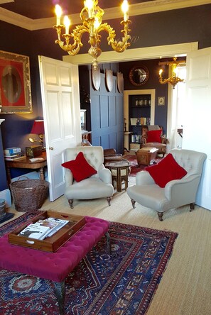 Grand Townhome, 5 Bedrooms | Living room