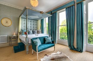 Grand Townhome, 5 Bedrooms | 1 bedroom, premium bedding, iron/ironing board, rollaway beds - Montpellier Townhouse (Cheltenham)
