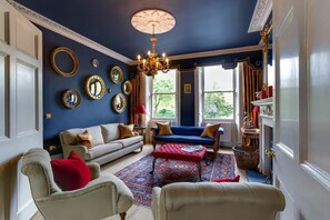 Télévision à écran plat, lecteur de DVD, station d'accueil iPod