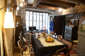 Daily cooked-to-order breakfast (EUR 10 per person)