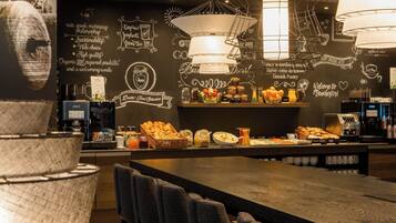 Päivittäinen mannermainen aamiainen maksusta