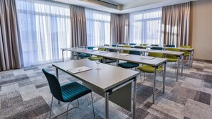 A conference room with multiple tables and chairs, large windows with curtains, and a patterned carpet. - Holiday Inn Villingen - Schwenningen by IHG (Villingen-Schwenningen)