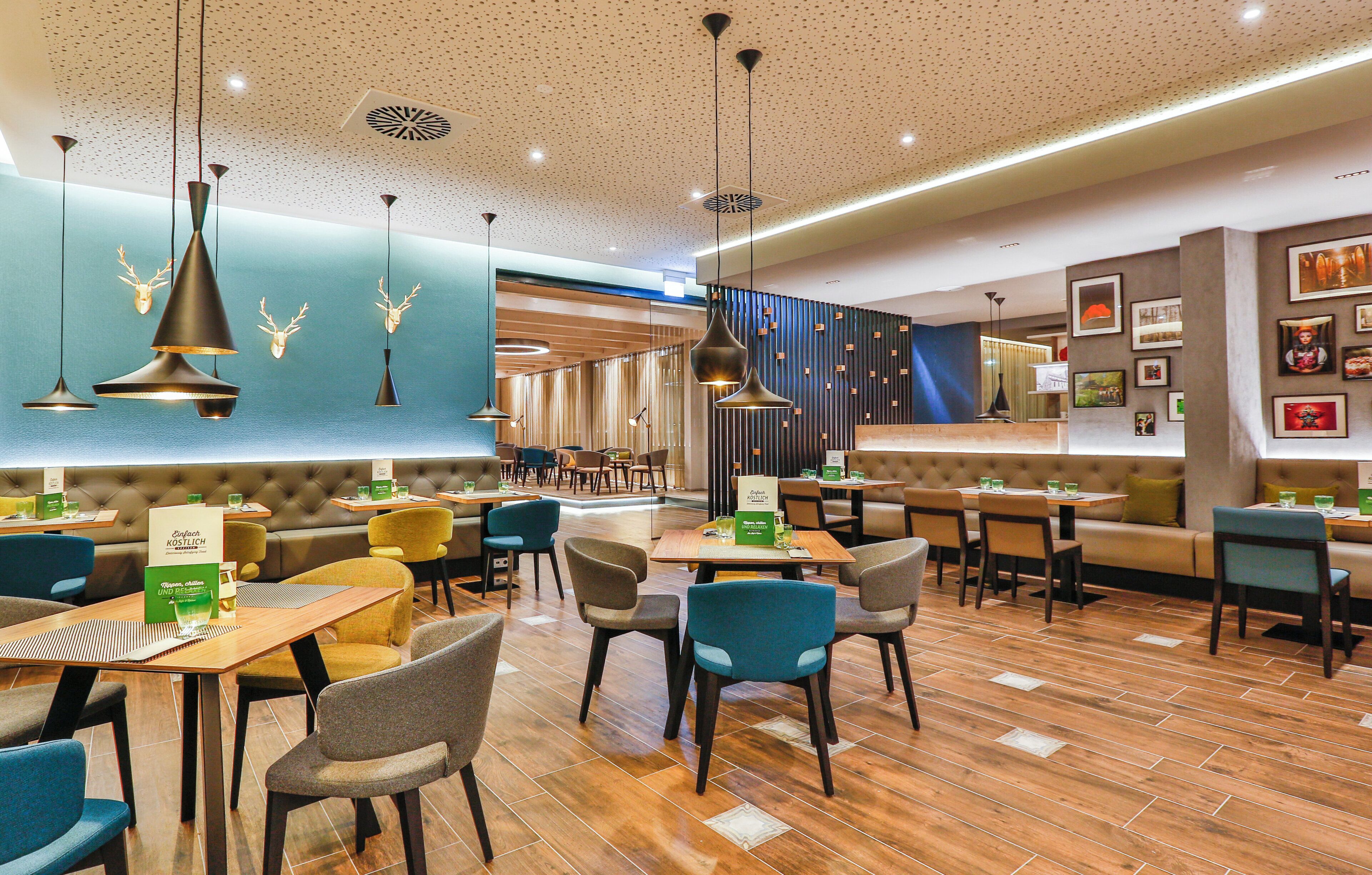 Un interior de restaurante con cabinas, mesas y sillas.