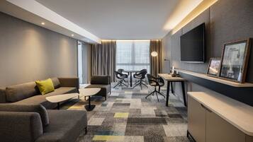 Suite, 1 kingsize-seng | Safe på rommet, skrivebord og skrivebord for bærbar PC